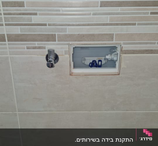 תמונה של אסלה עם חיבורי צנרת בקיר